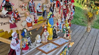 Обійняти всю країну. Переселенці з Донеччини створили мапу з ляльками-мотанками і встановили рекорд України Обійняти всю країну. Переселенці з Донеччини створили мапу з ляльками-мотанками і встановили рекорд України