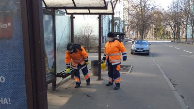 В Івано-Франківську зупинки громадського транспорту прибирають три підприємства