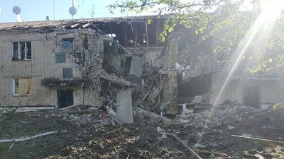 Російські військові вдарили ракетою по житловому будинку у селі Одноробівка на Харківщині Російські військові вдарили ракетою по житловому будинку у селі Одноробівка на Харківщині