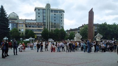 В Івано-Франківську підприємці протестують проти посилення карантину В Івано-Франківську підприємці протестують проти посилення карантину