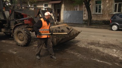У Житомирі жителі вулиці Дмитрівської скаржаться на комунальників, котрі пошкодили їхній газон У Житомирі жителі вулиці Дмитрівської скаржаться на комунальників, котрі пошкодили їхній газон