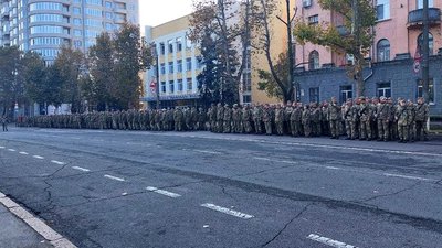 Військовослужбовці артилерійської бригади прокрокували миколаївськими вулицями Військовослужбовці артилерійської бригади прокрокували миколаївськими вулицями