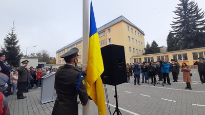 На площі перед ліцеєм підняли синьо-жовтий стяг На площі перед ліцеєм підняли синьо-жовтий стяг