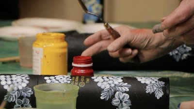 У Дніпрі діти оздоблюють петриківським розписом тубуси від мін та продають за донати У Дніпрі діти оздоблюють петриківським розписом тубуси від мін та продають за донати