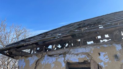 Дах хліва, який зруйнувала негода Дах хліва, який зруйнувала негода