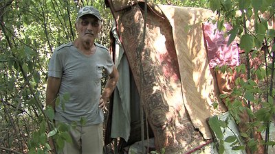 У Запоріжжі переселенець три місяці жив у саморобному наметі У Запоріжжі переселенець три місяці жив у саморобному наметі