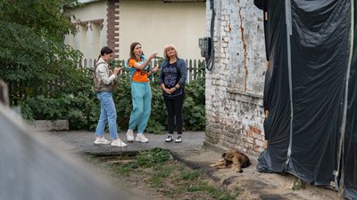 У Нікопольському районі волонтери з Дніпра відновлюють пошкоджені після обстрілів РФ будинки