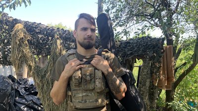 За війною та обстрілами бойовиків, військовий ЗСУ знаходить час на творчість
