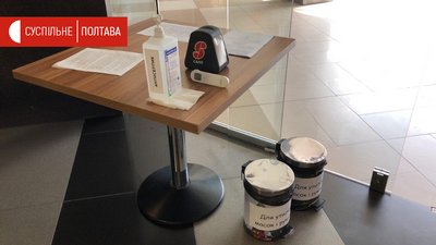 На вході до кінотеатру обладнане місце для дезінфекції та температурного скринінгу