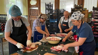У Чернівцях парафіяни церкви готують тушкованку для українських військових. Консерви довозить капелан