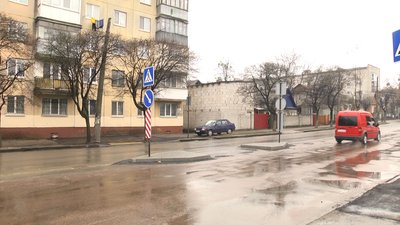 У Житомирі біля школи №8 встановили пішохідний перехід з острівцями безпеки У Житомирі біля школи №8 встановили пішохідний перехід з острівцями безпеки