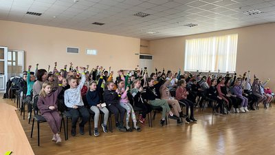В Ужгородській школі 500 учнів молодших класів взяли участь у просвітницькій кампанії "Світлячку, сяй" В Ужгородській школі 500 учнів молодших класів взяли участь у просвітницькій кампанії "Світлячку, сяй"