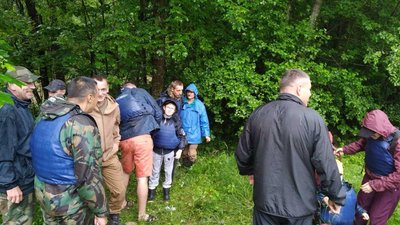 На Прикарпатті з водяної пастки врятували 15 рівненських туристів На Прикарпатті з водяної пастки врятували 15 рівненських туристів