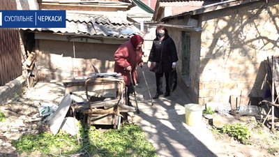 Як соцпрацівники Черкас доглядають за самотніми людьми під час карантину Як соцпрацівники Черкас доглядають за самотніми людьми під час карантину