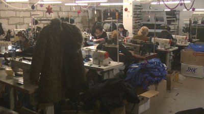 У Хмельницькому швейне виробництво відшиває теплий одяг та сумки