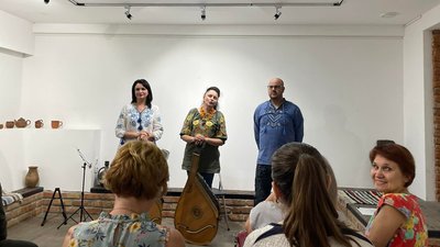 Авторська поезія та патріотичні пісні: в Черкасах митці збирали кошти для ЗСУ