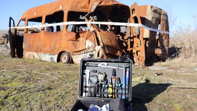 Розстріляли два автобуси: поліція розслідує масове вбивство окупантами у Боровій на Харківщині Розстріляли два автобуси: поліція розслідує масове вбивство окупантами у Боровій на Харківщині