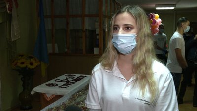 У Рівному студенти приготували дівчатам канапку-велетня У Рівному студенти приготували дівчатам канапку-велетня