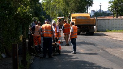 В Івано-Франківську укладають асфальт на вулиці, яку не ремонтували більше 15 років