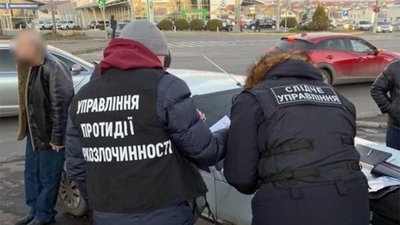 У Хмельницькому поліція затримала наркозбувача У Хмельницькому поліція затримала наркозбувача