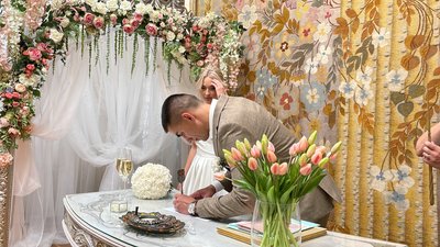 Наречені на розписі. У Миколаївському міському палаці культури та урочистих подій 24 серпня, у 33-тю річницю Незалежності України, шість пар наречених створили родини. На церемонію розпису прийшли рідні та друзі Наречені на розписі. У Миколаївському міському палаці культури та урочистих подій 24 серпня, у 33-тю річницю Незалежності України, шість пар наречених створили родини. На церемонію розпису прийшли рідні та друзі