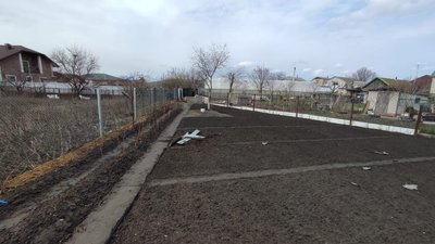 БпЛА "Молнія", який впав на городі у Дергачах, 12 квітня 2026 року БпЛА "Молнія", який впав на городі у Дергачах, 12 квітня 2026 року