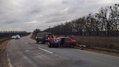 У Кіровоградській області рятувальники врятували водія, травмованого в аварії