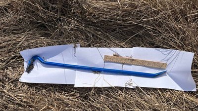 Лом, яким підозрювані ймовірно до смерті забили чоловіка, Харків. Лом, яким підозрювані ймовірно до смерті забили чоловіка, Харків.