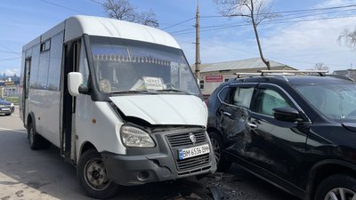 На вулиці Британська у Сумах сталася аварія за участі двох маршруток На вулиці Британська у Сумах сталася аварія за участі двох маршруток