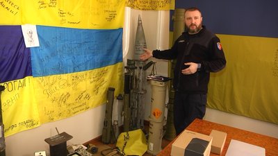 За рік війни начальник Хмельницької ОВА у власному кабінеті облаштував "музей воєнних трофеїв". За рік війни начальник Хмельницької ОВА у власному кабінеті облаштував "музей воєнних трофеїв".