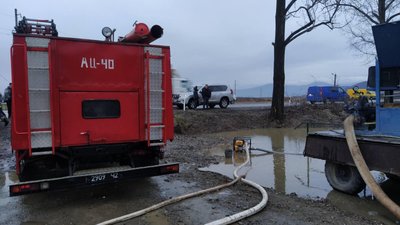 Майже 1,5 тисячі кубометрів води відкачали рятувальники з підтоплених дворів на Закарпатті Майже 1,5 тисячі кубометрів води відкачали рятувальники з підтоплених дворів на Закарпатті