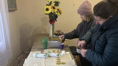 Молодь виготовляє розпалювачі вогню для військових Молодь виготовляє розпалювачі вогню для військових