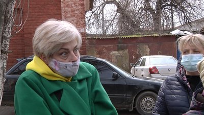 В Одесі пацієнти зібралися під одним з медзакладів, аби поскаржитися урядовцям на лікарів та умови В Одесі пацієнти зібралися під одним з медзакладів, аби поскаржитися урядовцям на лікарів та умови