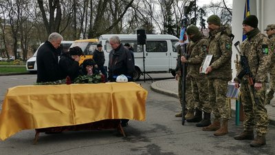 "Він рвався Україну боронити": у Полтаві попрощались із воїном Олегом Мотрієм