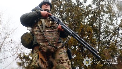 Поліцейський з антидронового батальону тримає у руках зброю