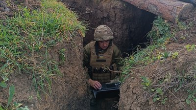 Олександр Бондаренко працює в окопі Олександр Бондаренко працює в окопі