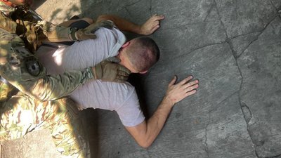 Вимагали у чоловіка $5000 та два автомобілі: двох жителів Павлограда затримали під час передачі грошей Вимагали у чоловіка $5000 та два автомобілі: двох жителів Павлограда затримали під час передачі грошей