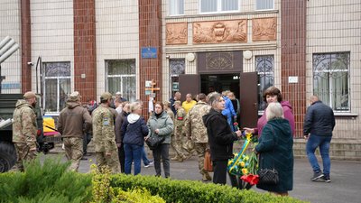 "Всі кулі взяв на себе". У Лебедині на Сумщині попрощались із міським головою Олександром Бакликовим "Всі кулі взяв на себе". У Лебедині на Сумщині попрощались із міським головою Олександром Бакликовим