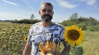 Понад 20 років вирощує зернові, зокрема кукурудзу й соняшник, Фермер Віктор Карабін