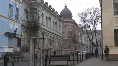 У франківській кам’яниці на вулиці Курбаса відновлюють 100-річні гіпсові елементи У франківській кам’яниці на вулиці Курбаса відновлюють 100-річні гіпсові елементи
