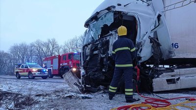 На трасі у Харківській області зіткнулися дві вантажівки та "Газель": двоє водіїв загинули