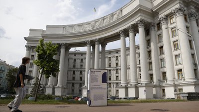 У Києві встановили конструкції із інформацією про країни Європи