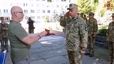 "Мама вчила, що завжди треба дякувати людям", – візит Міністра оборони України Олексія Резнікова на Вінниччину