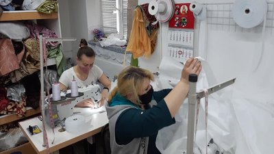 Волонтери в Ланівцях на Тернопільщині шиють захисні костюми для місцевої лікарні Волонтери в Ланівцях на Тернопільщині шиють захисні костюми для місцевої лікарні