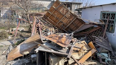 "Влучило в хату. Зруйнована частина будинку, посічений дах, вибиті вікна". Очевидці розповіли про обстріли Херсона "Влучило в хату. Зруйнована частина будинку, посічений дах, вибиті вікна". Очевидці розповіли про обстріли Херсона