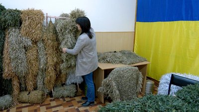 "Щоб хлопці відчували наше тепло": на Вінниччині волонтери плетуть маскувальні сітки та костюми для захисників "Щоб хлопці відчували наше тепло": на Вінниччині волонтери плетуть маскувальні сітки та костюми для захисників