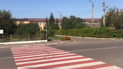 В одному з волинських ОТГ поліцейські переводять дітей через дорогу до школи В одному з волинських ОТГ поліцейські переводять дітей через дорогу до школи