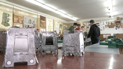 Захисникові в кишеню: у Черкасах школярі роблять мінібуржуйки для ЗСУ