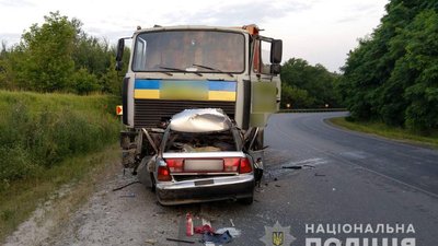 На Полтавщині загинуло чотири людини: легковик потрапив під вантажівку На Полтавщині загинуло чотири людини: легковик потрапив під вантажівку