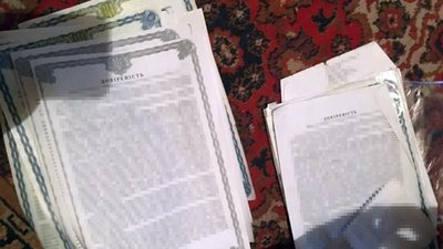 Вилученні документи. Фото: ГУ НП у Хмельницькій області Вилученні документи. Фото: ГУ НП у Хмельницькій області